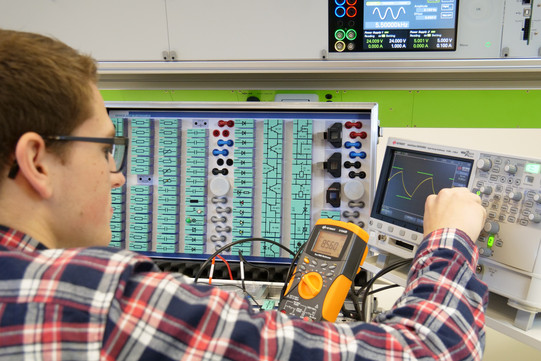 Arbeitsplatz Elektronikwerkstatt2 Das Bild zeigt eine Elenktronikarbeitsplatz der in einen Koffer verbaut ist.