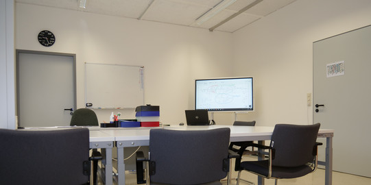 Das Bild zeigt den hellen Unterrichtsraum des zentralen Ausbildungswerkstatt Elektro.