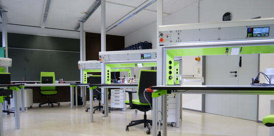 Das Bild zeigt die Elektronikarbeitsplätze in der zentralen Ausbildungswerkstatt Elektro.
