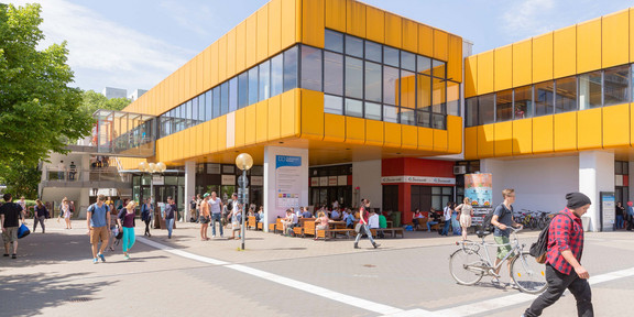 Mensa Campus Nord mit ein paar Studenten