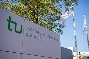 Infotafel am Campus mit der Aufschrift TU Dortmund. 